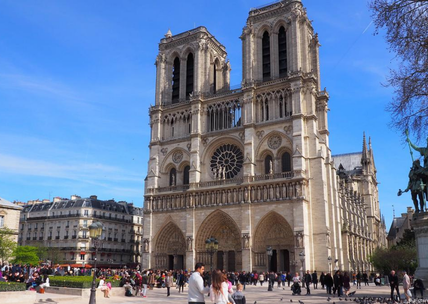 Paris FULL DAY Highlights: Montmartre, Louvre, Eiffel, River Seine Cruise and Notre Dame