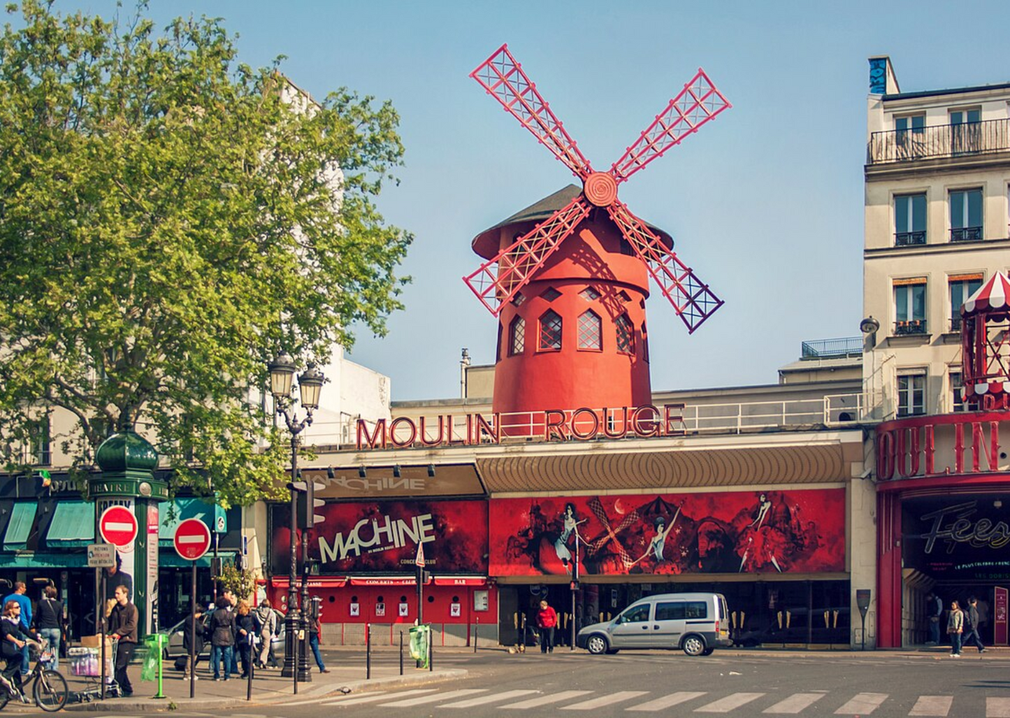 Moulin Rouge and Montmartre Walking Tour (Private)