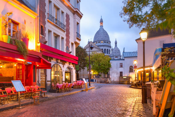 Montmartre Night Walking Tour, Cabaret Show & Dinner